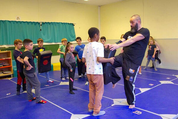 À Guingamp, l’accueil de loisirs initie les enfants au krav-maga (Ouest-France)