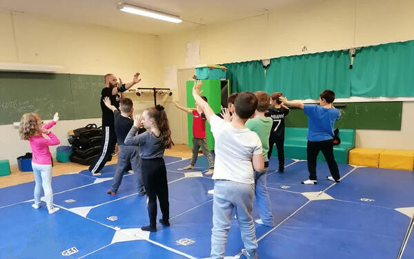 À Guingamp, les enfants du centre de loisirs s’initient à la pratique du Krav-maga (Le Télégramme)